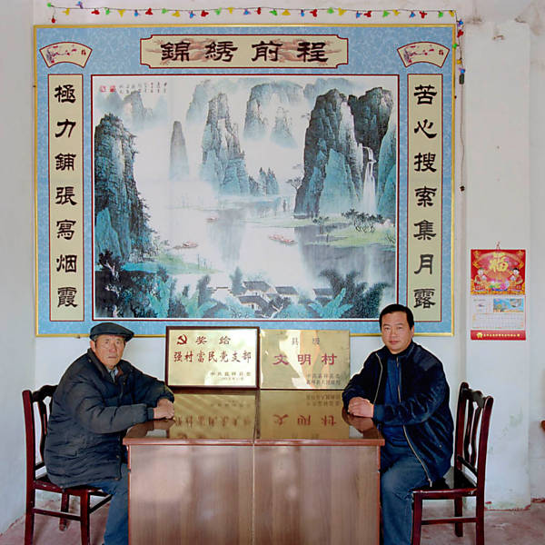 Banning conta que sempre se interessou por questões relacionadas ao poder do Estado. Na foto, Cui Weihan (à esq.) administrador da vila de Cui, e Cui Gongli (dir.) secretário do partido comunista na vila, que tem 2.300 pessoas e fica na província de Shandong 