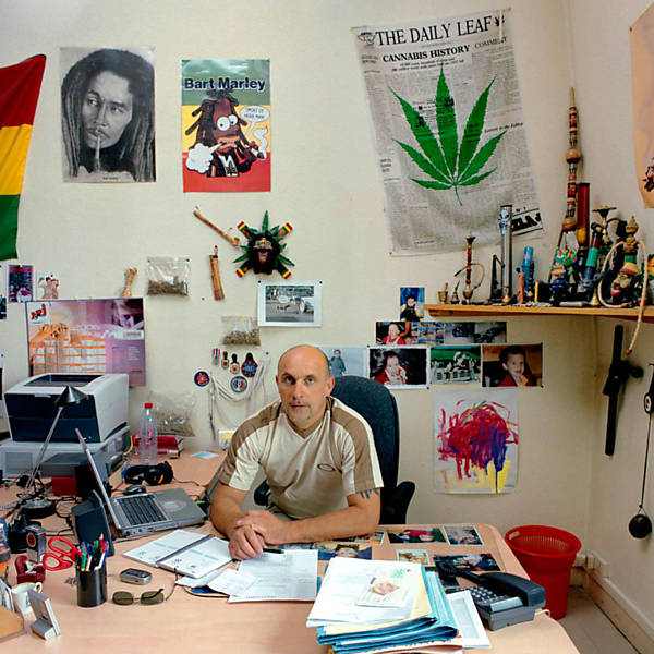 Roger Vacher (foto) é um agente de narcóticos da polícia na região Avergne, na França. O fotógrafo diz que a parte mais difícil de todo o projeto foi conseguir autorização para fotografar os funcionários públicos: 'Ninguém sabia como conseguir as autorizações' 