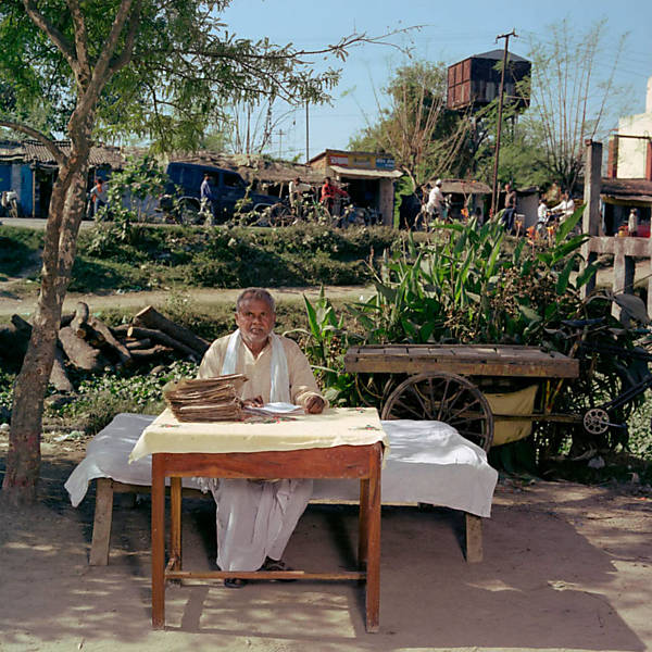 Harsh Deo Prasad (foto) é o administrador da vila de Tehta, no Estado de Bihar. Seu trabalho é informar os fazendeiros locais sobre o uso de fertilizantes, a irrigação e outros modos de aumentar a produção. Banning diz que a Índia foi escolhida por ser a maior democracia do mundo, pelo tamanho da população 