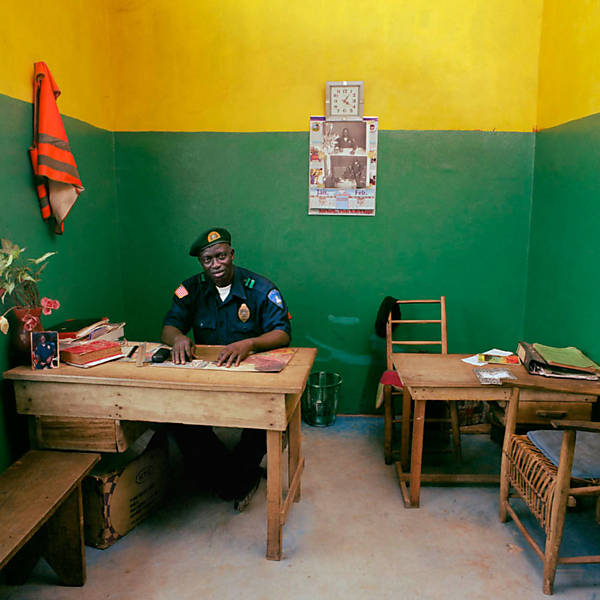 Na Libéria, Banning observou que muitos dos funcionários ocupavam os cargos na esperança de receber algum dinheiro para sobreviver, após a guerra civil. Acima, o tenente Samuel P.S. Kollie, chefe de uma delegacia de trânsito. Ele não tem carro e, às vezes, vai ao local de um acidente com um táxi pago pela pessoa que o chamou 