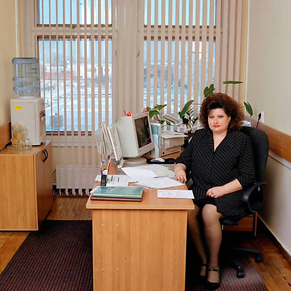 O fotógrafo diz que as imagens da burocracia são um retrato da organização geral de cada país. Na imagem, a russa Marina Nikolayevna Berezina, secretária do diretor do departamento de finanças da província de Tomsk, na Sibéria. Antes de ocupar o cargo, ela foi cantora e diretora de um coral 