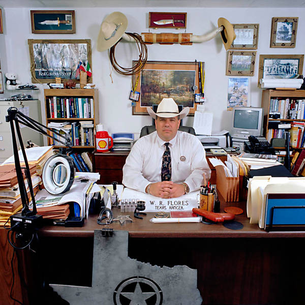 Banning disse que se sentiu atraído pela ideia de fotografar o modo como o estado se apresenta a seus cidadão: "A burocracia é uma vitrine do Estado". A imagem mostra o oficial do policial Rudy Flores, em seu escritório no Texas, Estados Unidos 