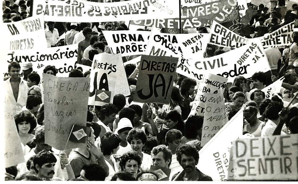 Multidão com faixas durante manifestação para a campanha das Diretas-Já