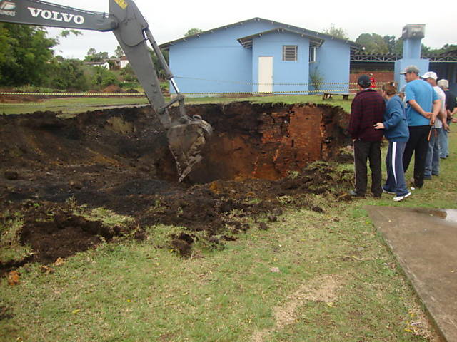 Cratera surge no pátio de uma escola pública do RS
