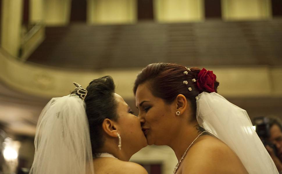 Casamento coletivo com 10 casais gays reúne 300 pessoas em SP