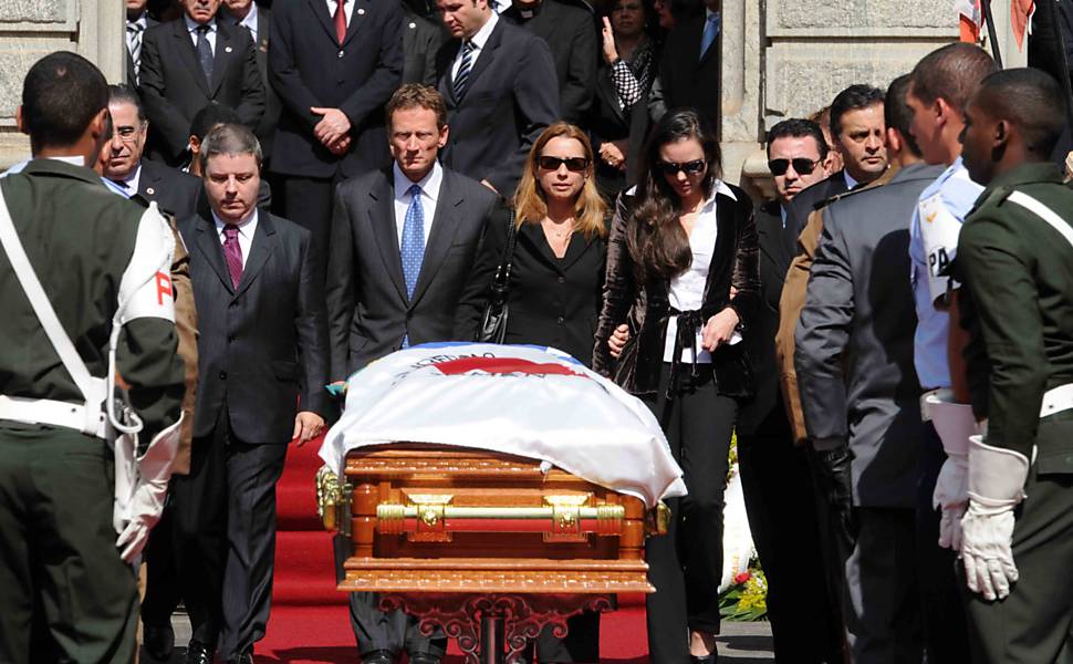 O corpo do senador Itamar Franco chega em carro do Corpo de Bombeiros, ao Palácio da Liberdade, em Belo Horizonte