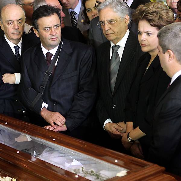 José Serra (esq.), Aécio Neves, o ex-presidente Fernando Henrique Cardoso, a presidente Dilma Rousseff e o governador Antonio Anastasia (dir.) durante o velório do senador Itamar Franco