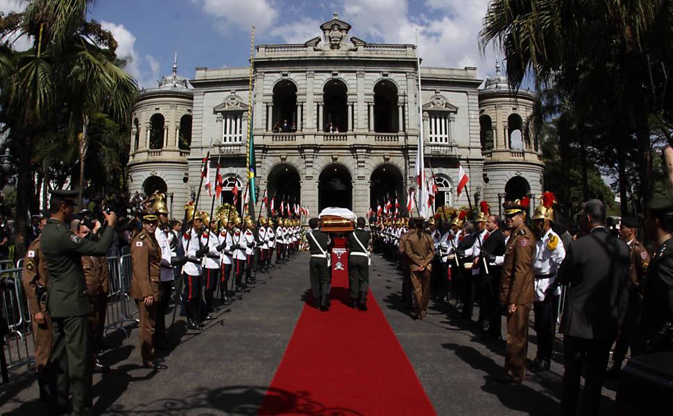 O corpo do senador Itamar Franco chega em carro do Corpo de Bombeiros, ao Palácio da Liberdade, em Belo Horizonte