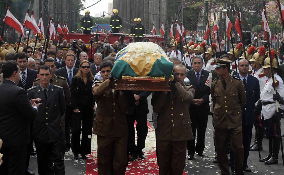 O corpo do senador Itamar Franco chega em carro do Corpo de Bombeiros, ao Palácio da Liberdade, em Belo Horizonte