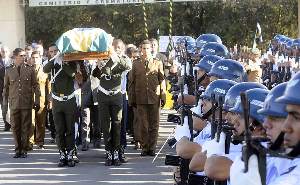 O governador Antonio Anastasia e o vice-governador Alberto Pinto Coelho, acompanharam o cortejo até o Crematório Parque Renascer, em Contagem (MG)