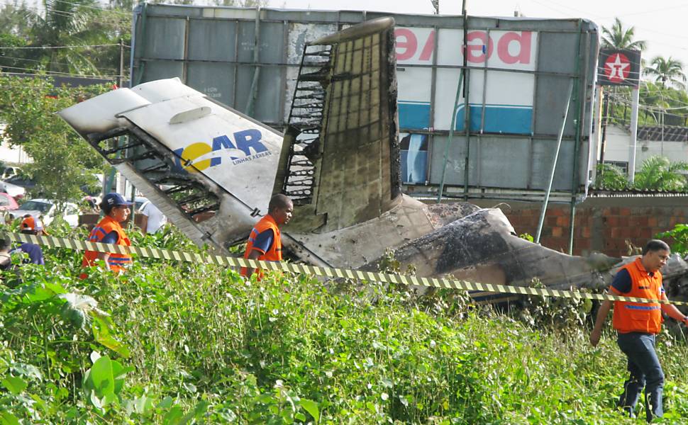 Queda de avião mata 16 pessoas em Recife