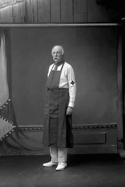 O conde d'Eu, com uniforme da Cruz Vermelha, no Castelo d'Eu, no norte da França