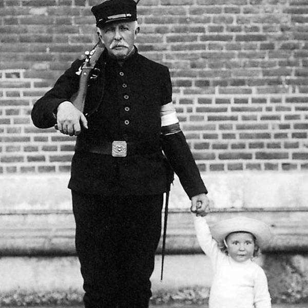 Conde d'Eu, vestido com farda da Guarda Municipal, e seu neto