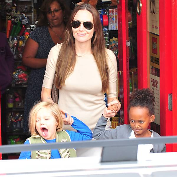 Angelina com filhos em Londres