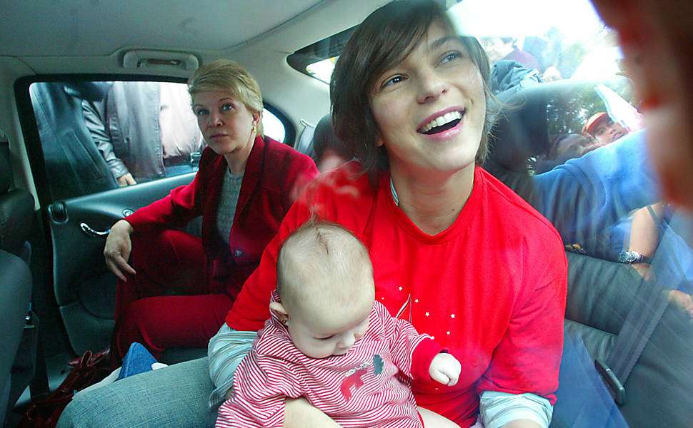 Nesta imagem de 2004, vemos Maria Paula ao lado da candidata à prefeitura de São Paulo Marta Suplicy, enquanto faziam campanha pela eleição da petista na zona leste da capital paulista