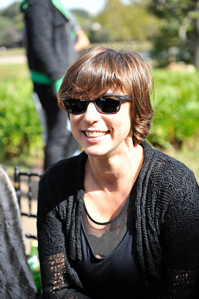 Maria Paula assiste a desfile durante o São Paulo Fashion Week de 2011, no parque do Ibirapuera