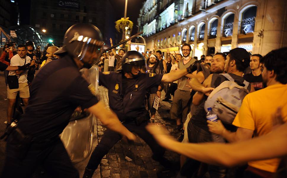 Espanhóis protestam contra a visita do papa