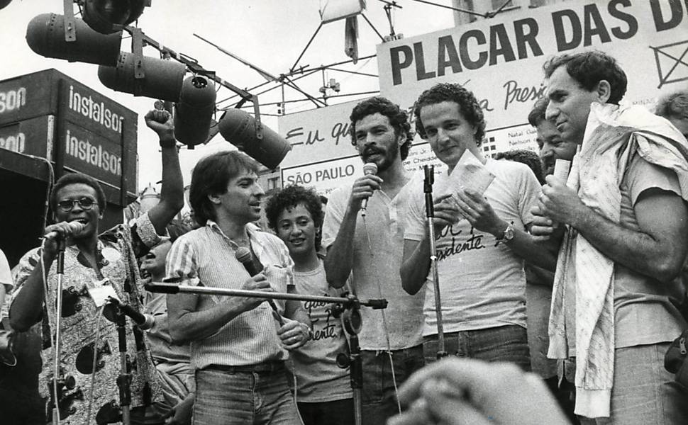 O jogador Vladimir, o ator Kito Junqueira, a atriz Tânia Alves, o jogador Sócrates, o jornalista Juca Kfouri, diretor do Corinthians Adilson Monteiro Alves e o locutor Osmar Santos