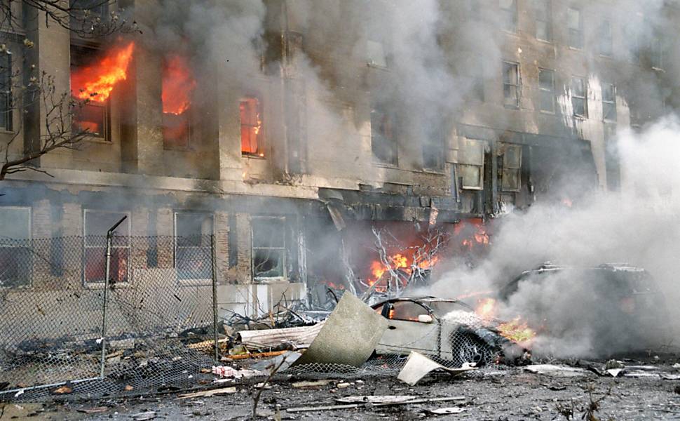 Fogo e fumaça no prédio do Pentágono após colisão do voo 77 da American Airlines, sequestrado por terroristas no 11 de Setembro