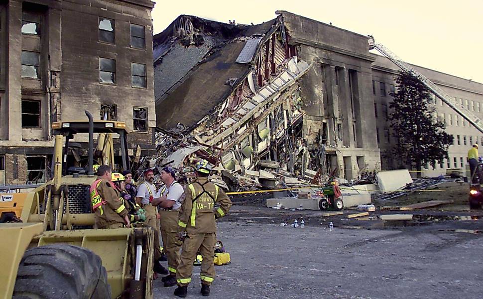 Bombeiros fazem uma pausa no local que foi alvo de um ataque terrorista, no Pentágono, no 11 de Setembro
