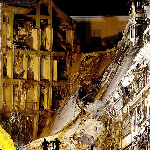 Fotógrafos observam os danos causados no prédio do Pentágono após parte do prédio que desmoronou ter sido retirada