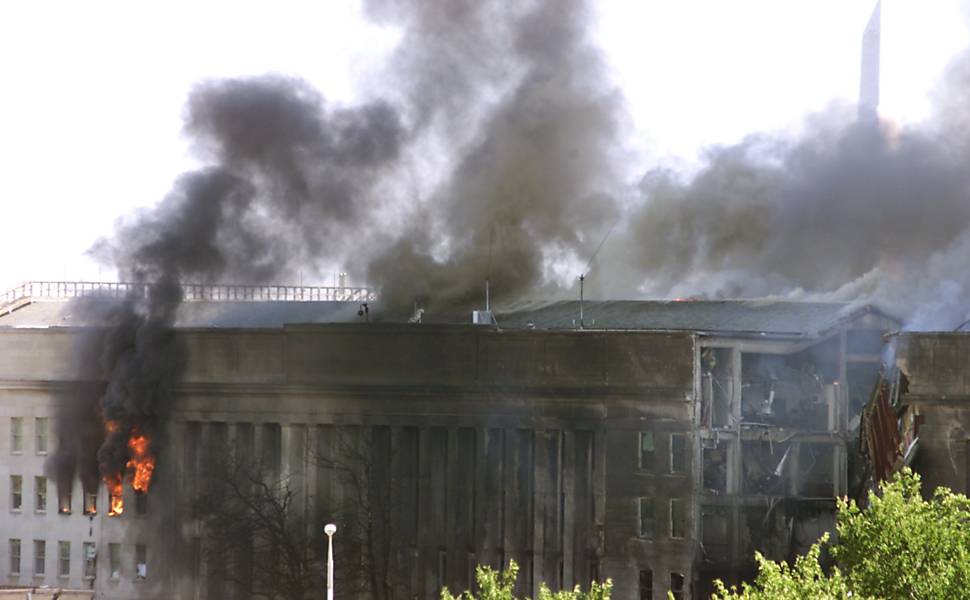 Parte do Pentágono pega foto após ser atingido pelo voo 77 da American Airlines; Monumeto a Washington pode ser visto ao fundo