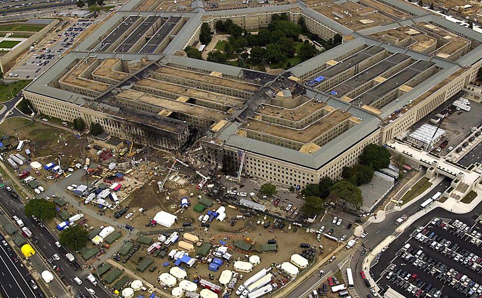 Equipes de resgate trabalham no local do Pentágono que foi alvo do voo 77 da American Airlines, sequestrados por terroristas