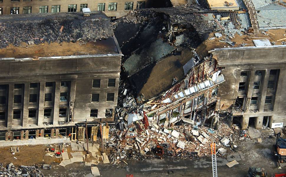 Agentes do FBI, bombeiros, trabalhadores de resgate e engenheiros trabalham no local do Pentágono atingido por um avião