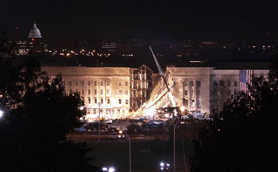 A ala oeste do Pentágono com uma bandeira dos Estados Unidos estendida perto do local atingido por um avião