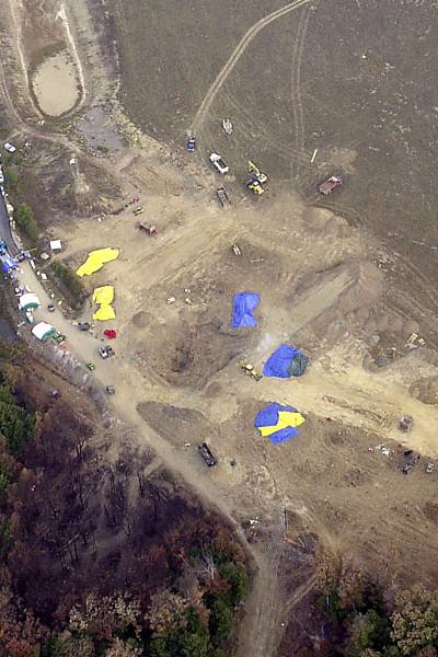 Imagem aérea fornecida pelo FBI revela local da queda do voo 93 da Unites Airlines, perto de Shanksville, na Pensilvânia