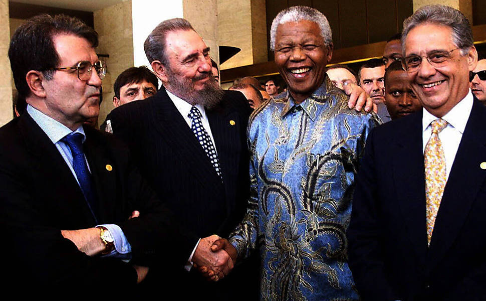 FHC posa para foto ao lado do ex-premiê da Itália Romano Prodi, do ditador cubano Fidel Castro e do ex-preisdente da África do Sul Nelson Mandela, durante cerimônia do 50° aniversário do sistema internacional de comércio, em Genebra (Suíça)