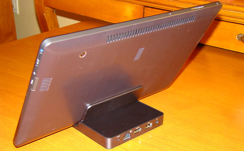 Tablet da Samsung visto por trás; no dock, conexões para fonte, cabo de rede, HDMI, USB e fone de ouvido Leia Mais