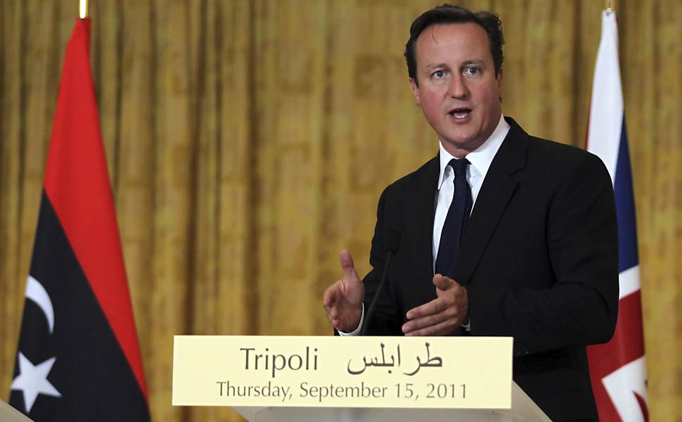 Primeiro-ministro britânico, David Cameron, fala durante entrevista coletiva durante visita à capital líbia, tomada pelas forças rebeldes