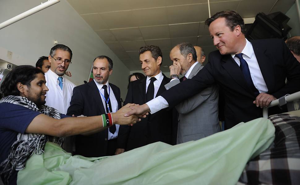 Sarkozy e Cameron visitam pacientes internados em hospital em Trípoli acompanhados por presidente de órgão político rebelde