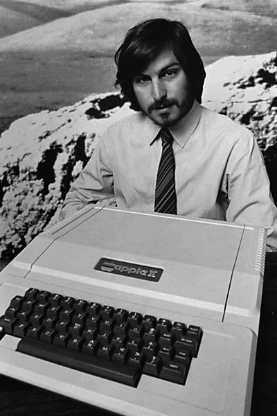 Foto de 1977 mostra Steve Jobs apresentando o Apple II em Cupertino, Califórnia