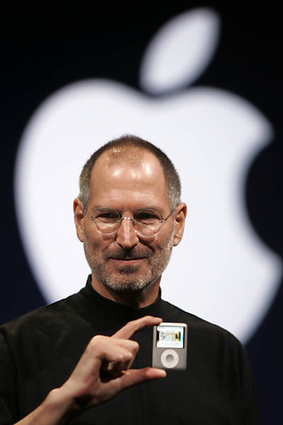 Steve Jobs apresenta o iPod Nano durante conferência em San Francisco