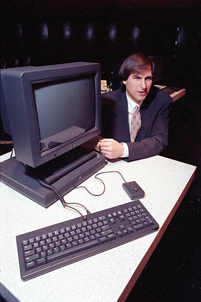 Steve Jobs, então CEO da NeXT Computer, mostra o NeXTStation, o desktop da companhia