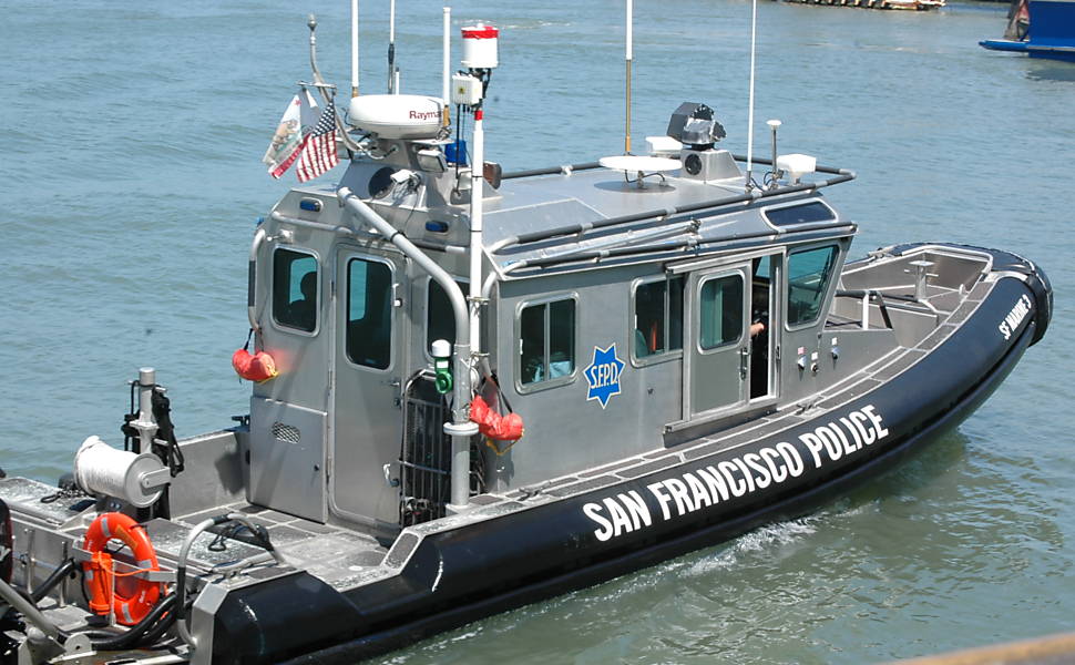 Barco da polícia patrulha a baía de San Francisco 