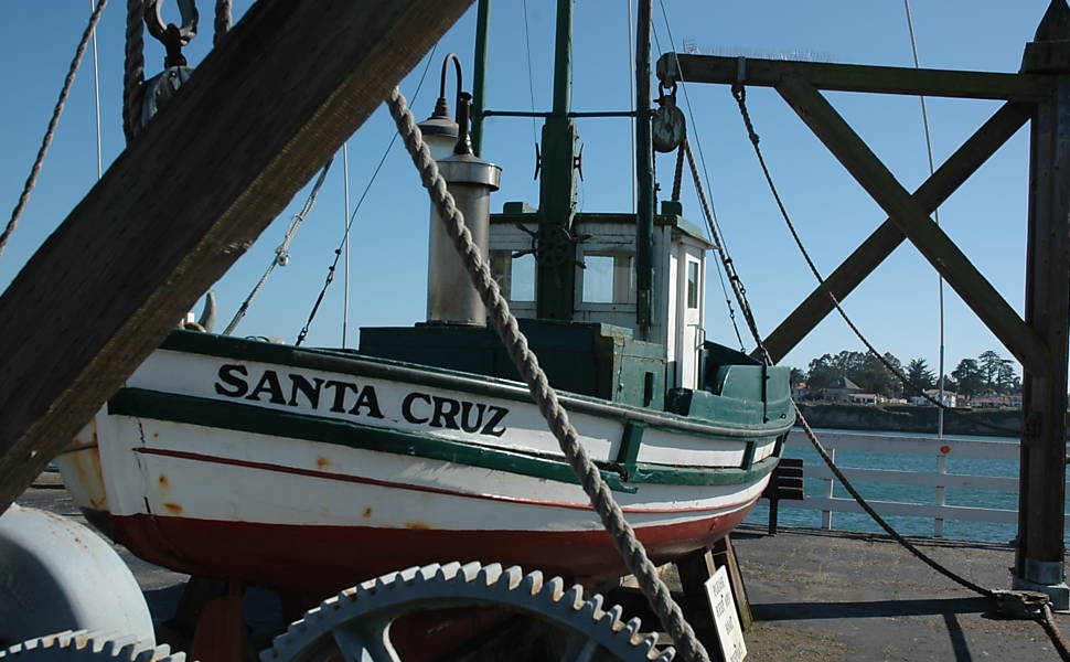 Barco de pesca sobre o píer de Santa Cruz 