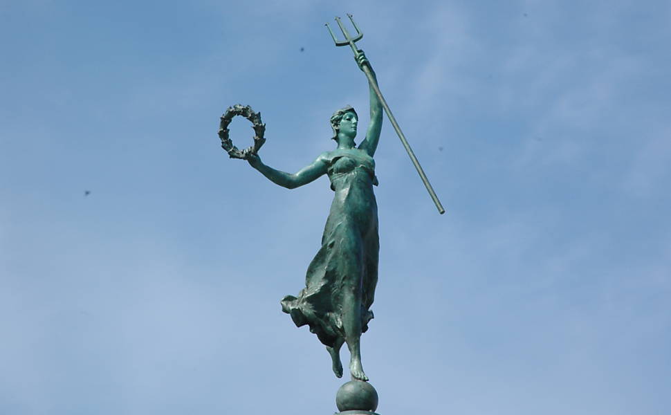 Detalhe de estátua no alto de coluna na praça Union, San Francisco 