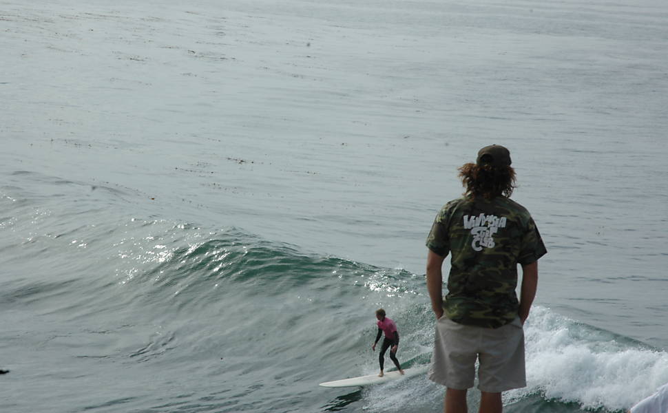 Do alta da falésia, locais observam turista em Santa Cruz 