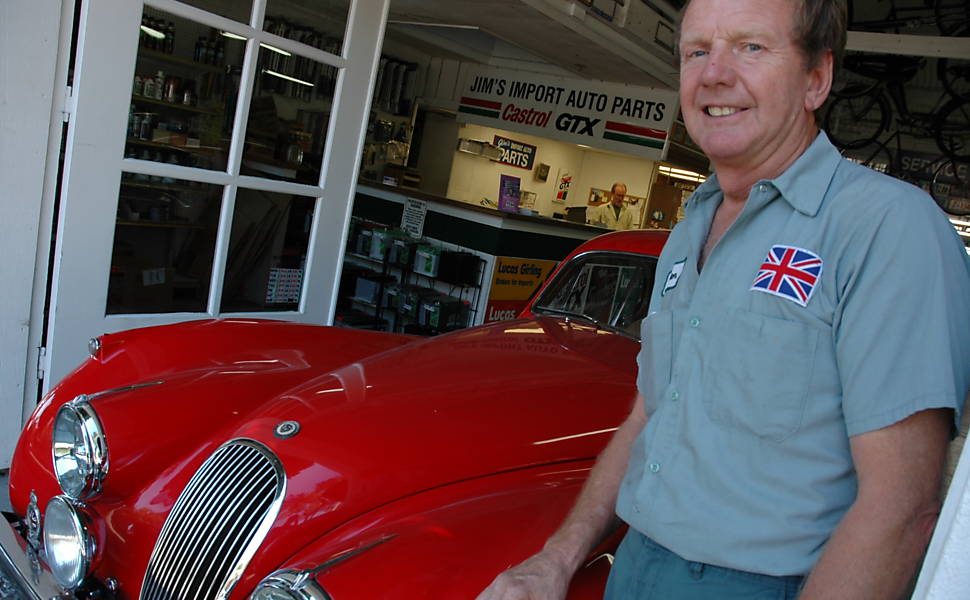 Em San Luis Obispo, Peter Jurgens, da British Sports Cars, com um Jaguar totalmente restaurado 