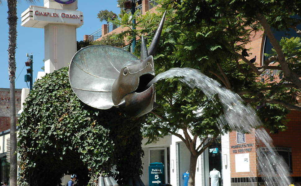 Escultura de dinossauro na Third Street de Santa Monica, Los Angeles 