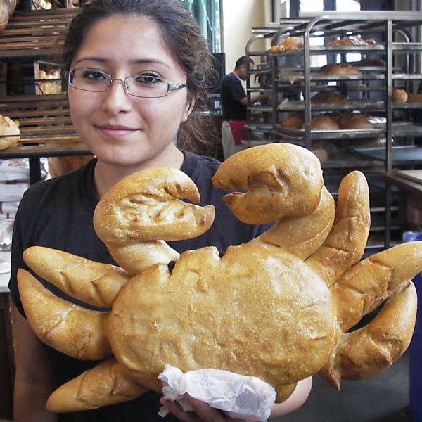 No Pier 39, funcionária da Boudin exibe pão em forma de caranguejo 