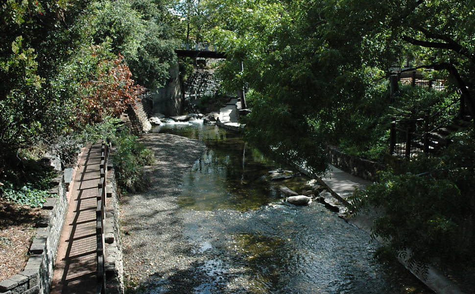 O creek, riacho diante da Missão jesuítica de San Luis Obispo 