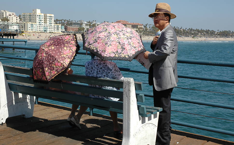 Turistas chineses em píer de Santa Monica 