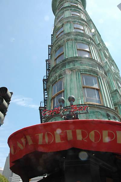 Em San Francisco, entrada do Café Zoetrope, que pertence ao cineasta Francis Ford Coppola 