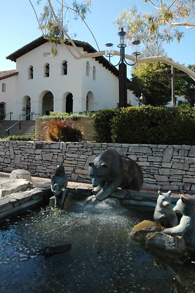 Estátuas diante da Missão de San Luis Obispo 