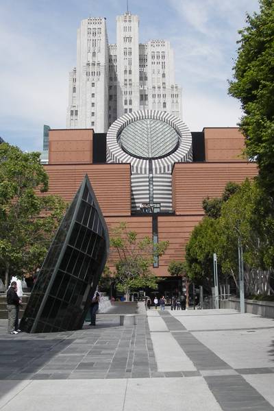 Fachada do museu SFMoMA, nos jardins  Yerba Buena de San Francisco 