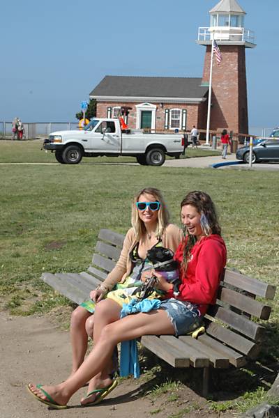 Garotas diante do Lighthouse, onde funciona o museu de surfe de Santa Cruz 
